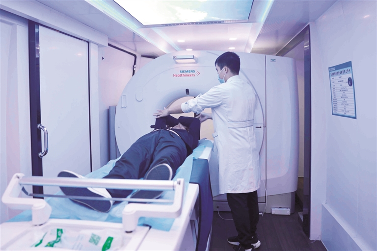 《柳州日报》刊登:家门口也能做CT检查 “一扫双筛·肺常健康”肺结核/肺癌筛查暨推进“国家无核社区”建设活动启动