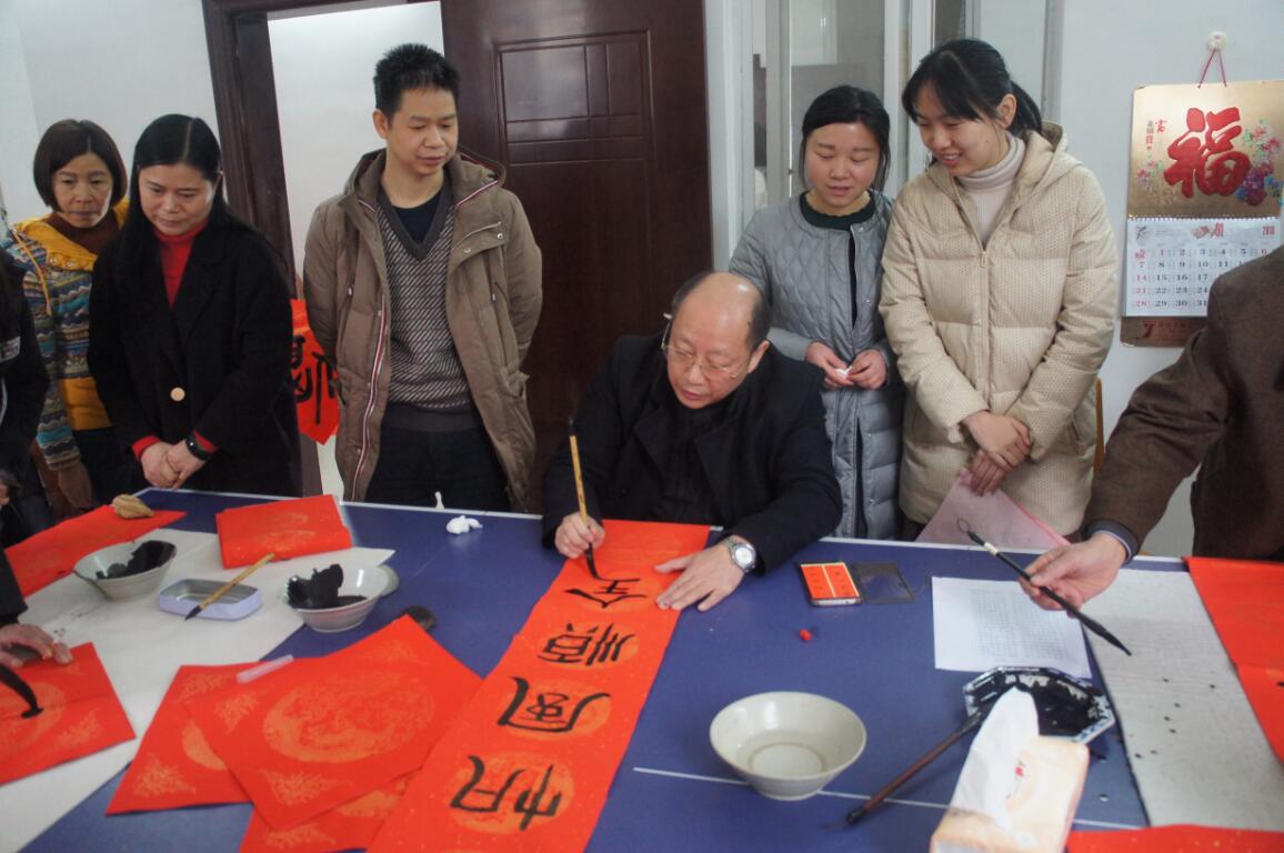 广西胸科医院开展“贺新春、迎新年”为职工义务写春联活动