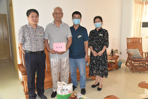 关爱老同志 温暖送到家——广西胸科医院开展“七一”走访慰问党员活动