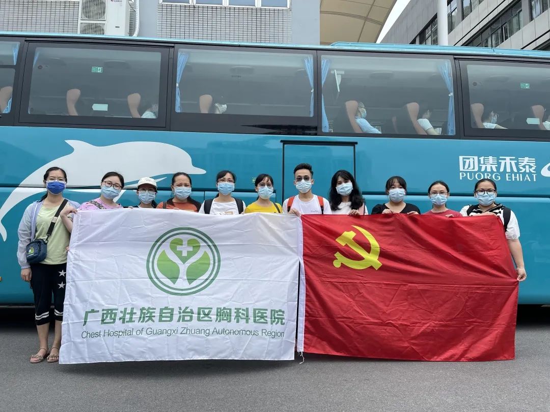 胸医援崇左核酸采样队：天不亮就出发，翻山越岭守护你