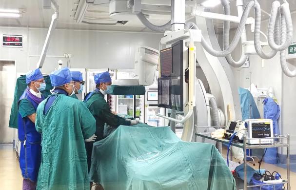 【健康在胸】艾滋病患者腹主动脉瘤随时破裂，医生微创介入成功“拆弹”